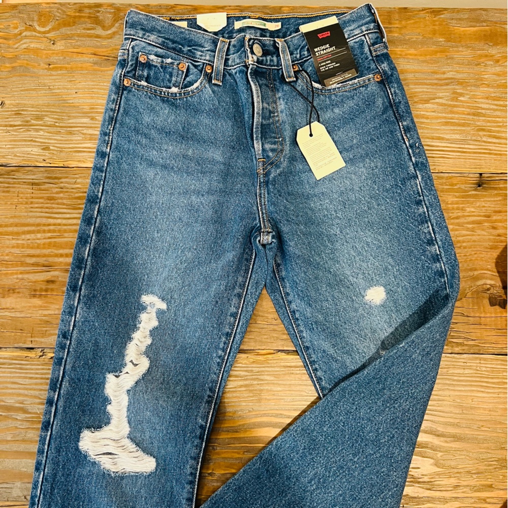 NWT Levi’s Premium Wedgie Straight Distressed Jeans - Picture 3 of 8